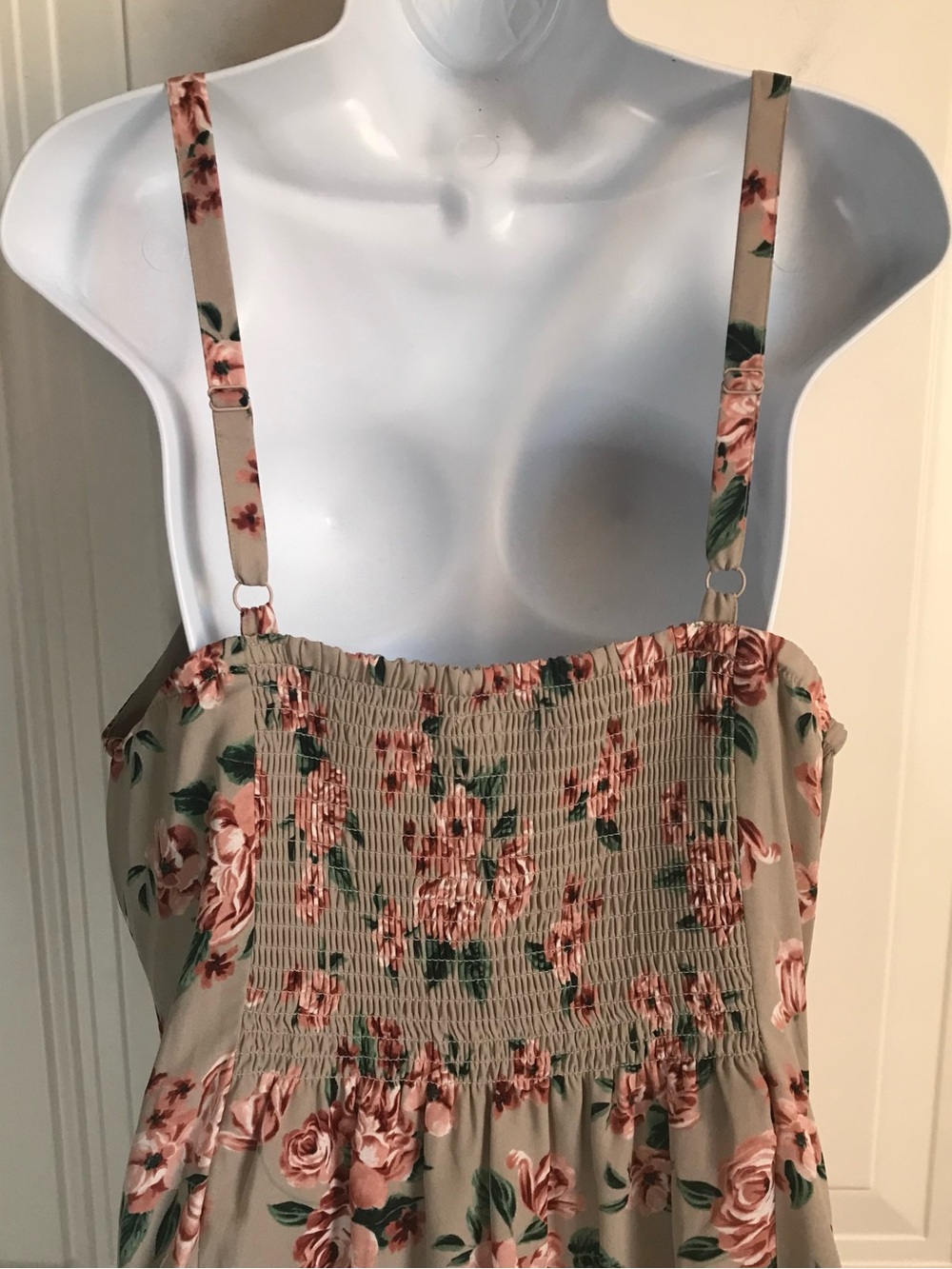 🔴 4/$15 Torrid Women’s 2X Taupe & Pink Floral Smocked Adjustable Tank Top EUC - Picture 11 of 16